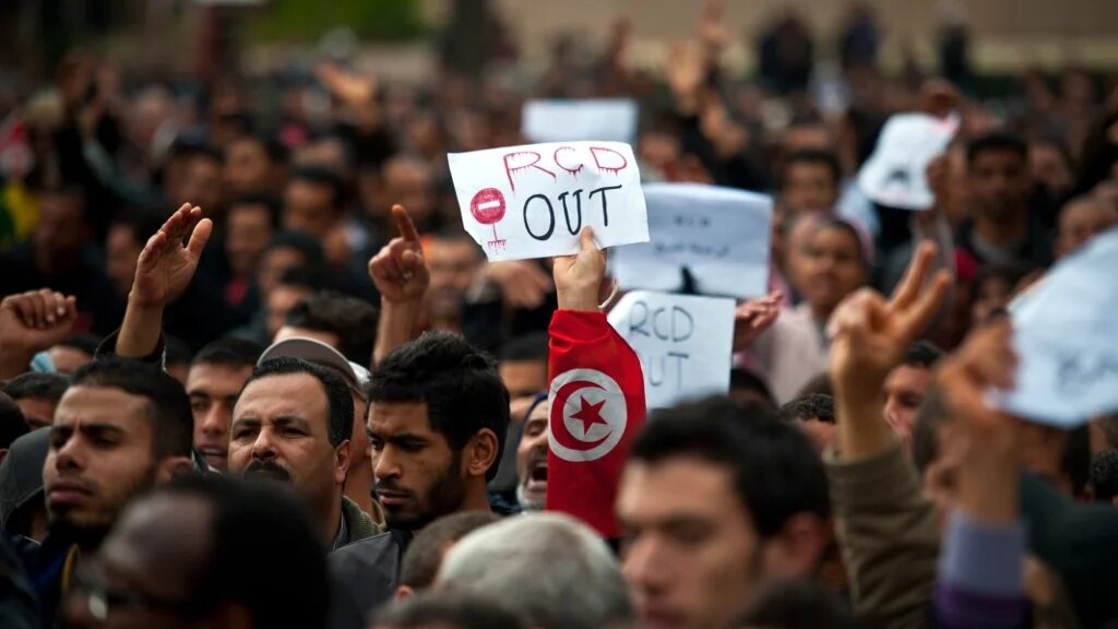 Manifestation contre le RCD à Tunis alors que le président Zine el-Abidine Ben Ali est déjà en fuite, en janvier 2011 (AFP)