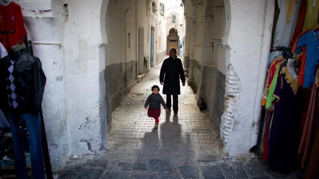 Dans la médina de Tunis, des écoles primaires ferment faute d’un nombre suffisant d’élèves alors qu’en parallèle, des hôtels et restaurants luxueux voient le jour (AFP/Martin Bureau)