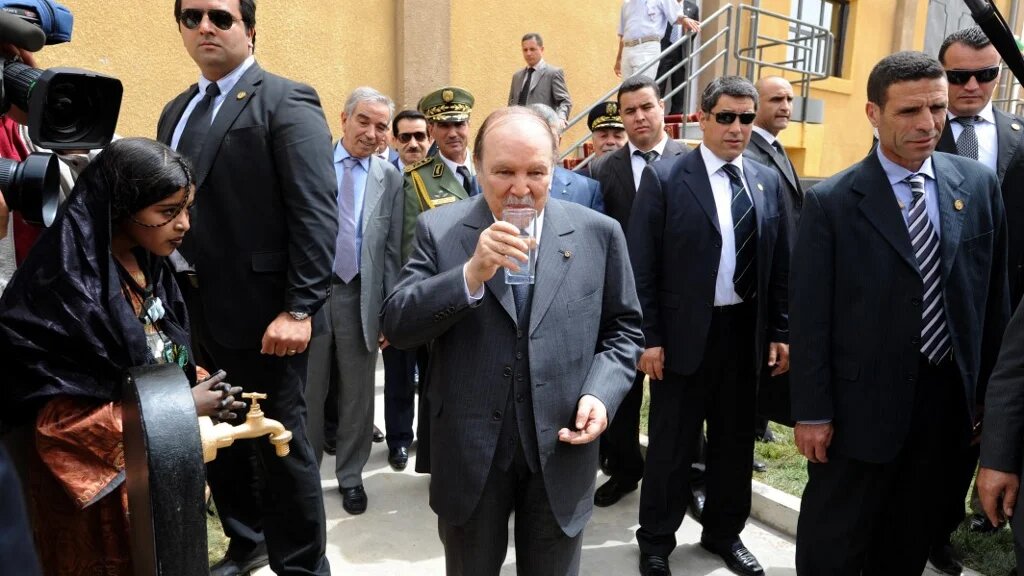 Abdelaziz Bouteflika, alors président de la République, boit de l’eau d’une fontaine à Tamanrasset, le 5 avril 2011, lors de l’inauguration d’un méga-projet d’approvisionnement en eau potable par pipeline d’In Salah à Tamanrasset (AFP/Farouk Batiche)