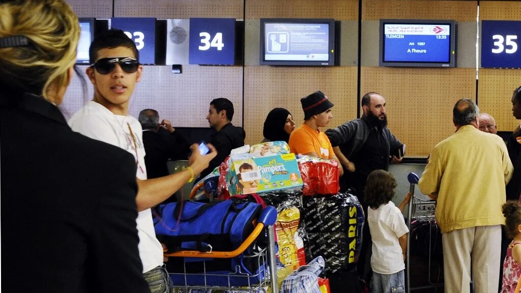 Le 28 septembre, Paris a prévenu que le nombre de visas accordés aux ressortissants maghrébins serait revu à la baisse en raison du « refus » des autorités de ces pays de délivrer les laissez-passer consulaires nécessaires au retour des immigrés refoulés de France (AFP/Miguel Medina)