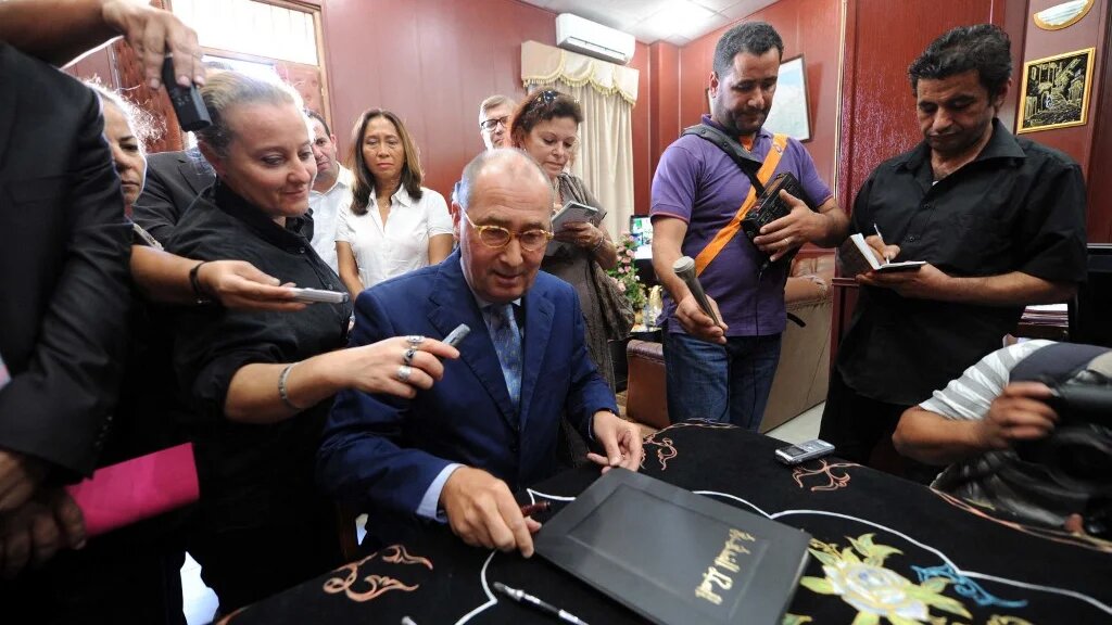Lors de la Journée mondiale contre la peine de mort, le 11 octobre 2011, l’ambassadeur de France en Algérie Xavier Driencourt signe le livre d’or de la prison de Barberousse, où de nombreux combattants algériens ont été tués pendant la guerre d’indépendance (AFP/Farouk Batiche)