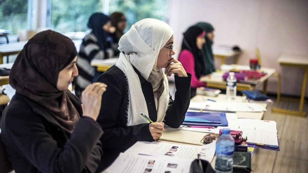L’étude révèle que le port de signes religieux ostensibles (voile, kippa…) par les élèves dans les lycées publics est soutenu par plus d’un lycéen sur deux (AFP)