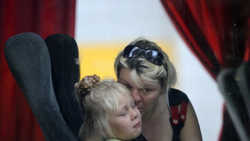 « Au nom du besoin d’identification des spectateurs, les médias ont ainsi laissé leur ethnocentrisme déborder. Cela leur était d’autant plus facile que les Ukrainiens sont des ‘’blancs’’, chrétiens de surcroît, majoritairement ‘’blonds aux yeux bleus’’, comme l’a rappelé à BBC News le procureur adjoint ukrainien David Sakvarelidze » - Muriel Rozelier (AFP/Alexander Khudoteply)