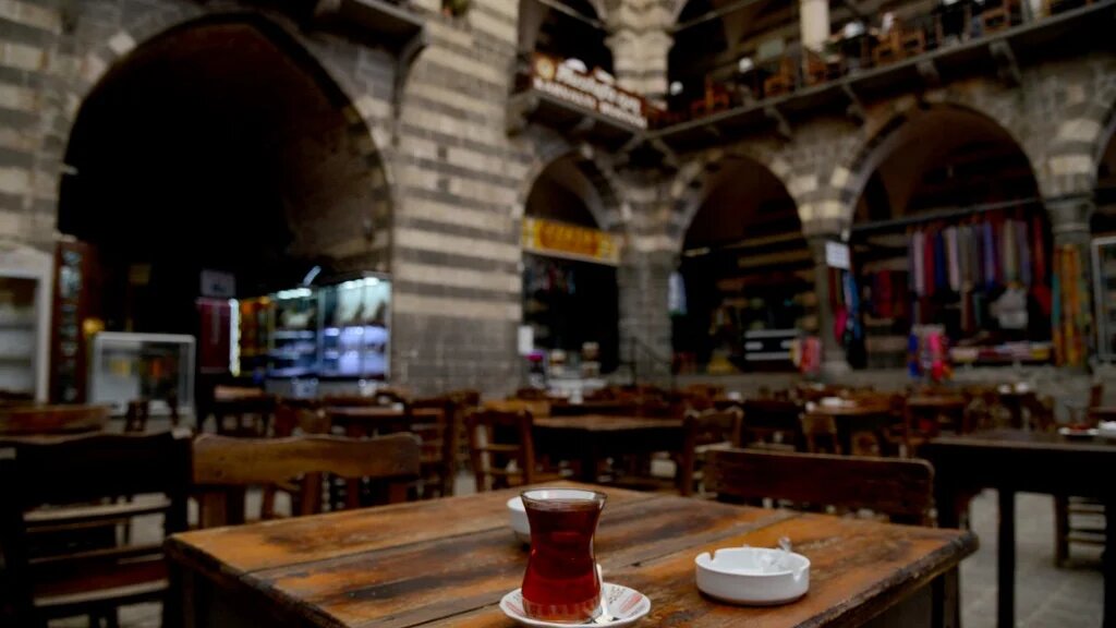  Une tasse de thé sur une table au caravansérail de Hasan Pasa à Diyarbakir, dans le sud-est de la Turquie (AFP/Ilyas Akengin)