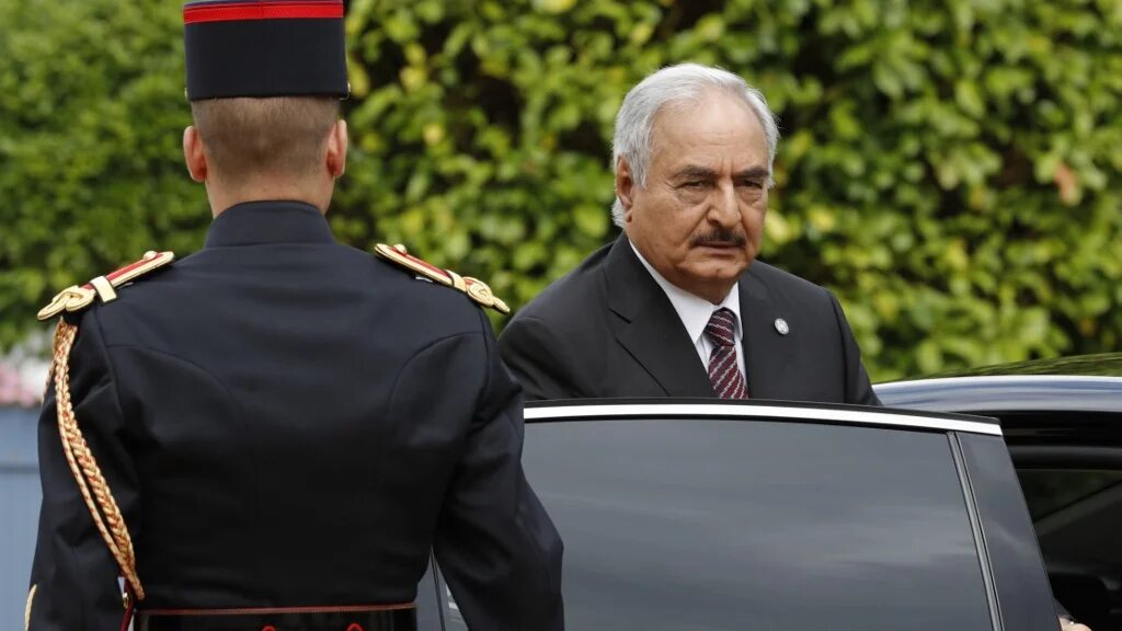 Un jet privé régulièrement utilisé par Khalifa Haftar et son entourage a effectué un aller-retour entre Benghazi et Paris, les 20 et 22 septembre (AFP)