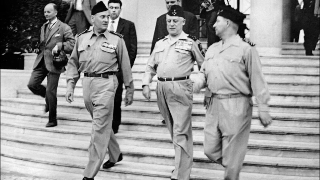 Les généraux français putschistes Edmond Jouhaud, Raoul Salan, et Maurice Challe (de G à D) quittent la délégation Générale, le 23 avril 1961 à Alger, après leur prise du pouvoir (avec le général Zeller) (AFP)