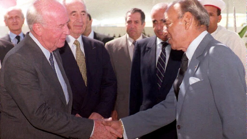 Le Premier ministre israélien Yitzhak Rabin et son ministre des Affaires étrangères Shimon Peres sont accueillis par le roi Hassan II, le 14 septembre 1993 (AFP)