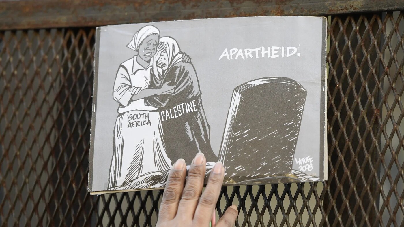 Une caricature contre l’apartheid et le racisme placée sur une barrière de sécurité, lors d’une manifestation devant l’ambassade israélienne, à Buenos Aires (Argentine), le 12 septembre 2017 (AFP)