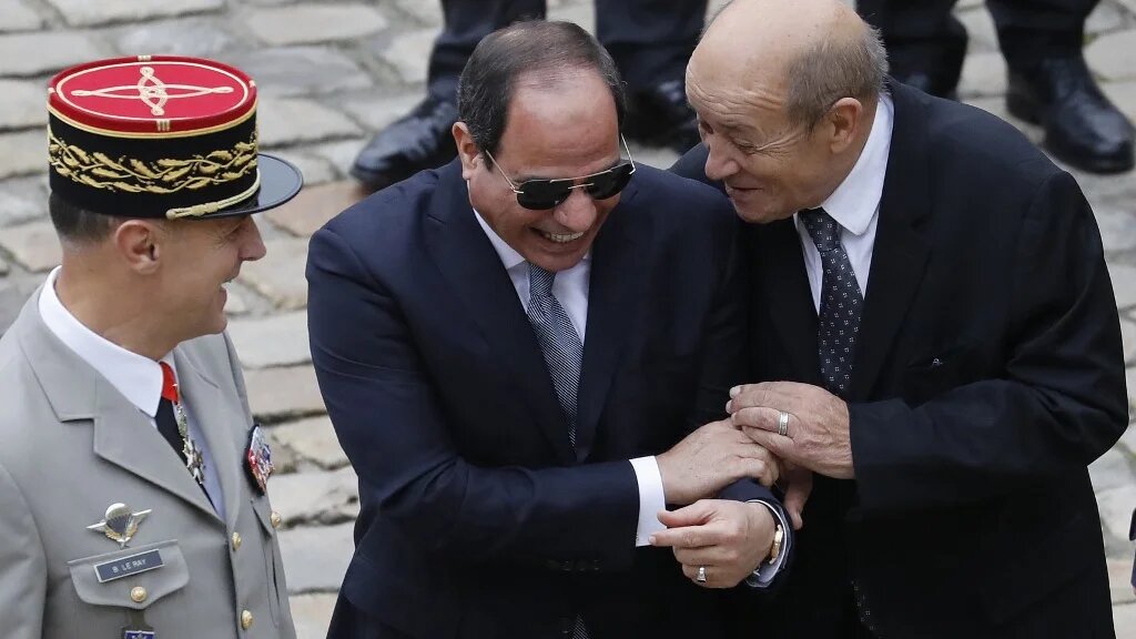 Abdel Fattah al-Sissi lors de sa visite à Paris en 2017, avec le ministre des Affaires étrangères Jean-Yves Le Drian (AFP/Patrick Kovarik)