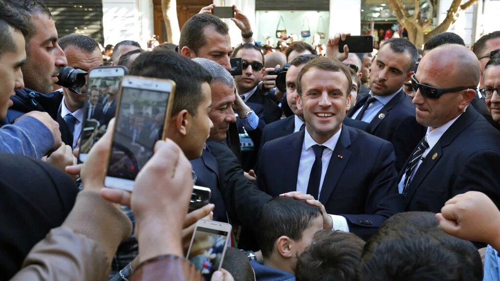 Emmanuel Macron en visite officielle à Alger, le 6 décembre 2017, lors du traditionnel bain de foule (AFP/Ludovic Marin)