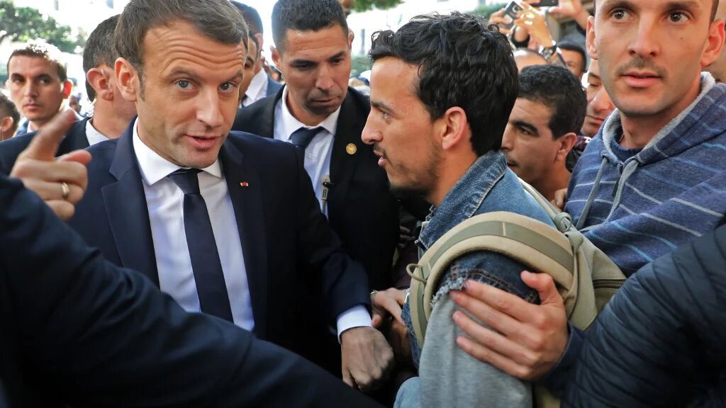 Emmanuel Macron prend un bain de foule à Alger, le 6 décembre 2017 (AFP)
