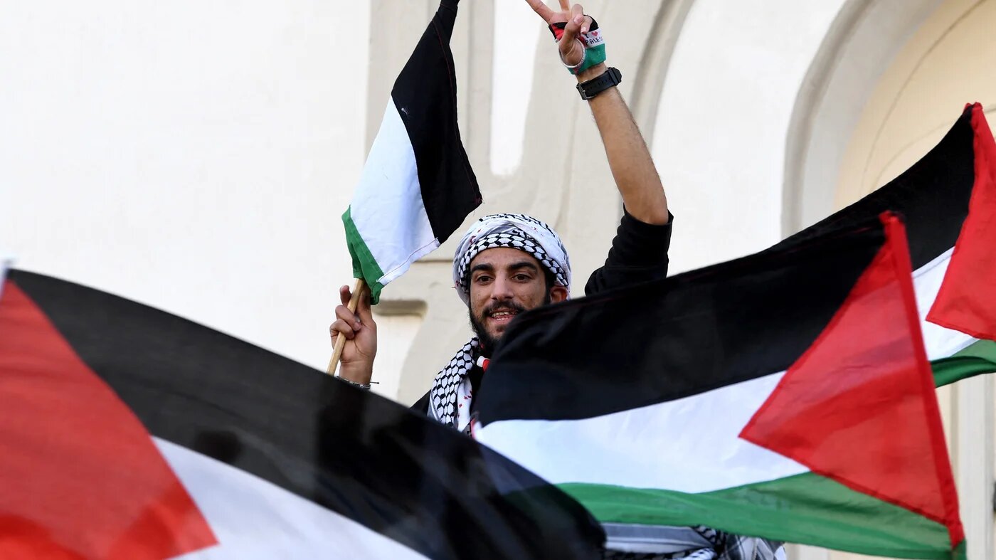 Un Tunisien brandit des drapeaux palestiniens lors d’une manifestation de solidarité avec le peuple palestinien dans la capitale Tunis, le 17 octobre 2015 (AFP)