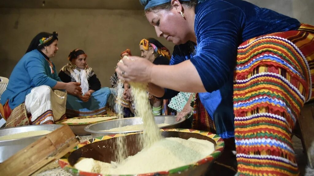 Dans les quatre pays, « femmes et hommes, jeunes et moins jeunes, sédentaires et nomades, issus du monde rural ou citadin, ainsi que de l’émigration, tous s’identifient » à ce mets symbole du « vivre ensemble » (AFP)