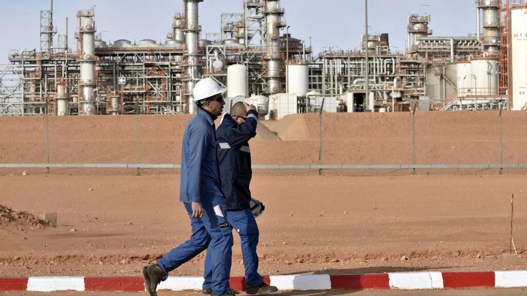  Selon le ministre de l’Énergie, Abdelmadjid Attar, qui s’exprimait à la radio publique mardi 21 juillet, en raison de la crise du marché pétrolier et de la pandémie, le secteur des hydrocarbures ne devrait percevoir que 23 milliards de dollars de recette en 2020 contre 33 milliards en 2019 (AFP)