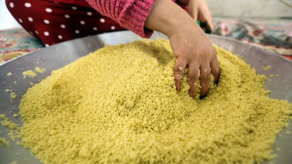 Le couscous, plat populaire emblématique de l’Afrique du Nord, a été inscrit mercredi sur la liste du patrimoine culturel immatériel de l’UNESCO, après une candidature commune de pays du Maghreb (AFP)