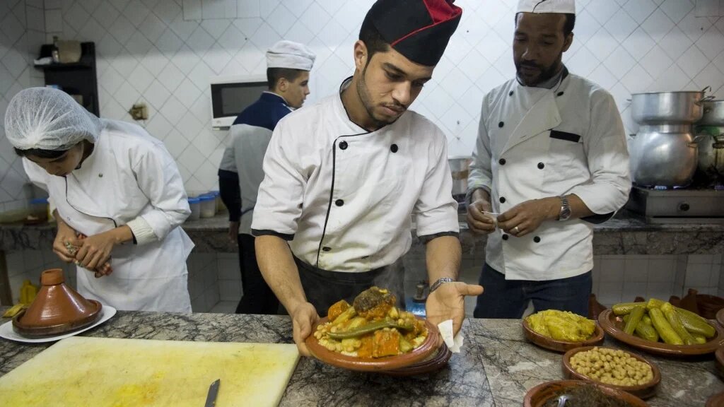 Un chef marocain prépare un couscous dans un restaurant de Rabat (AFP/Fadel Senna)