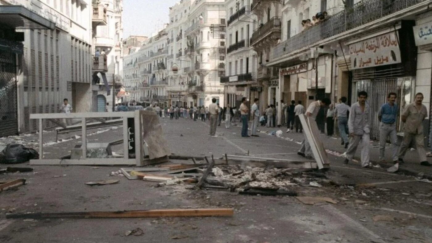 Après cinq jours d’émeutes, les débris jonchent la rue Didouche Mourad dans le centre-ville d’Alger, le 10 octobre 1988 (AFP)