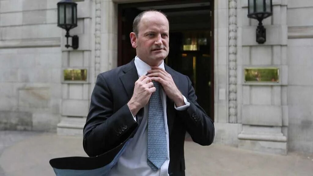Douglas Carswell, former member of the UK Independence Party (UKIP), adjusts his tie in central London on 20 April 2017 (AFP)