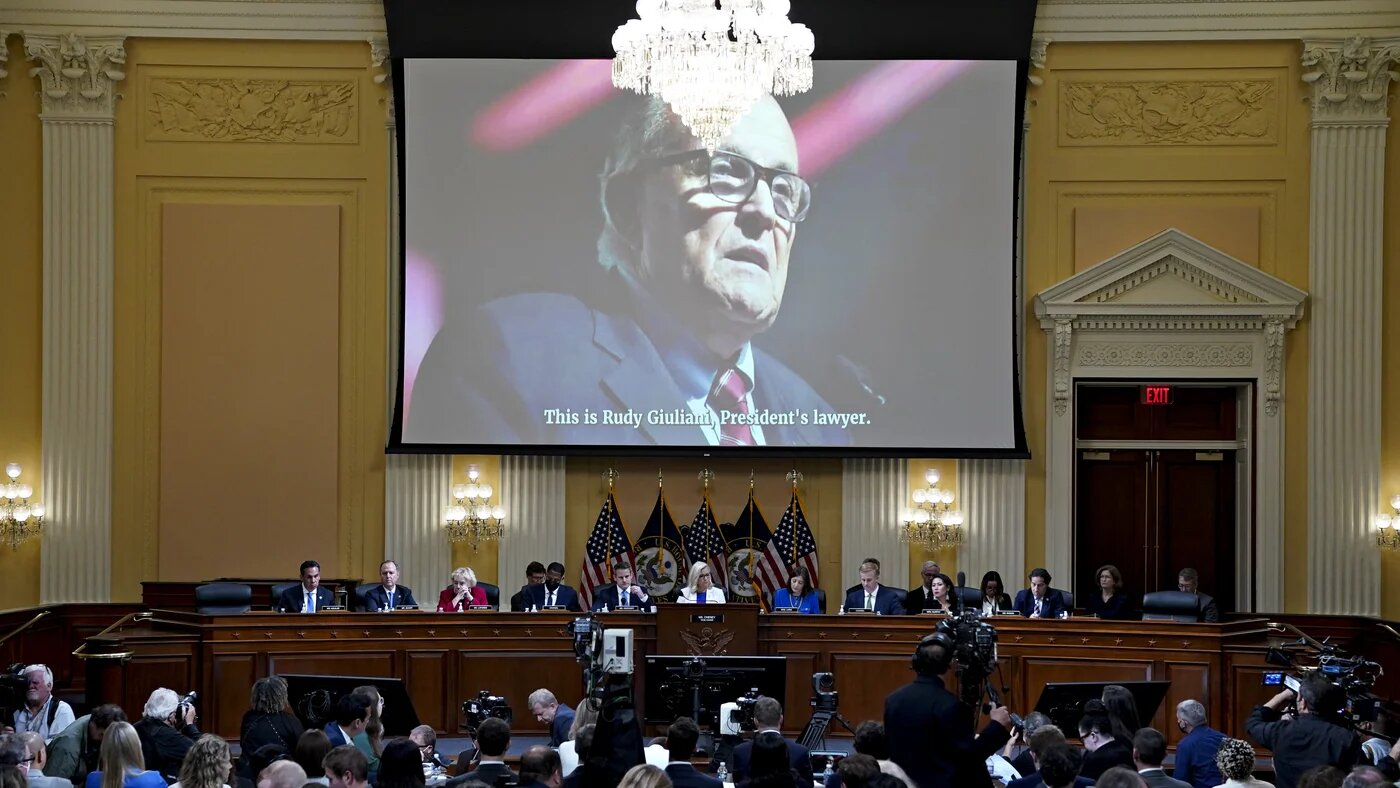 La photo de Rudy Giuliani, ex-avocat de Donald Trump, projetée lors d’une audition de la Commission d’enquête sur l’attaque du 6 janvier contre le Capitole américain à Washington D.C., le 21 juillet 2022 (AFP)