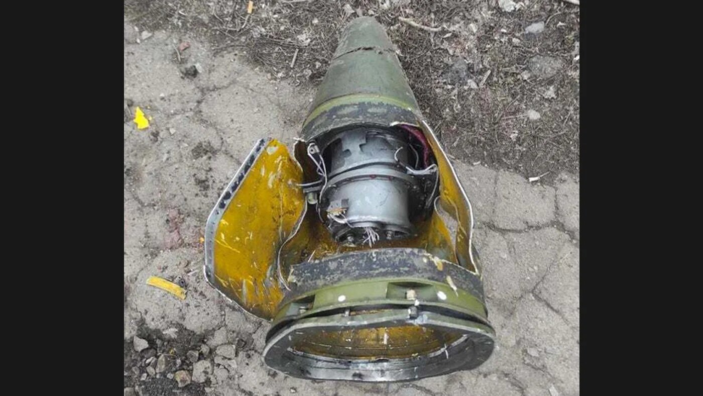 Fragment d’un missile balistique Tochka 9M79 équipé d’une ogive contenant une arme à sous-munitions 9N123 découvert en Ukraine (HRW)