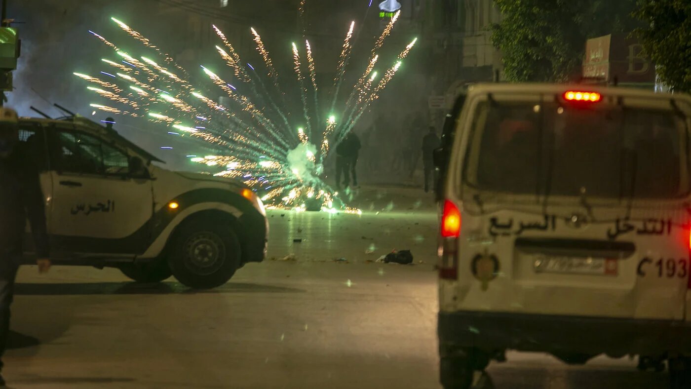 Les heurts les plus sérieux se sont produits aux abords de Sousse, où la police a tiré des grenades lacrymogènes (Facebook//AlarabyTelevision)