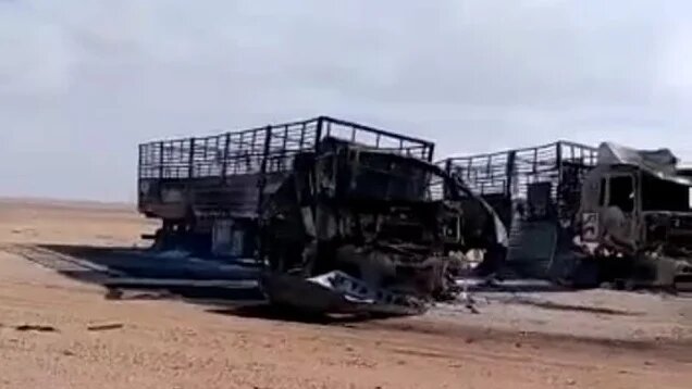 Les images non vérifiées de deux poids lourds calcinés présentés comme les camions visés par les Forces armées marocaines ont circulé sur les réseaux sociaux (Facebook/Rachid Zeinddin)