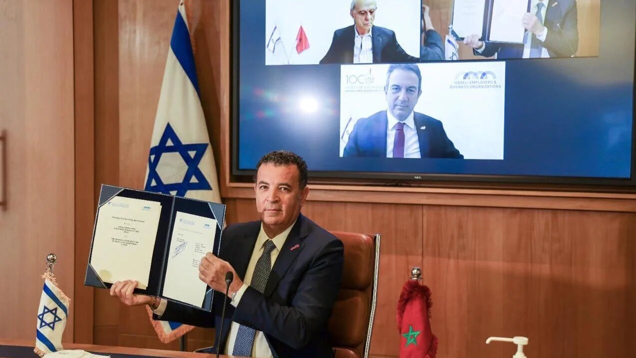 Le président de la CGEM Chakib Alj lors de la signature de l’accord partenariat stratégique pour promouvoir les relations économiques et commerciales entre le Maroc et Israël en mars 2021 (Facebook/@caljofficiel)