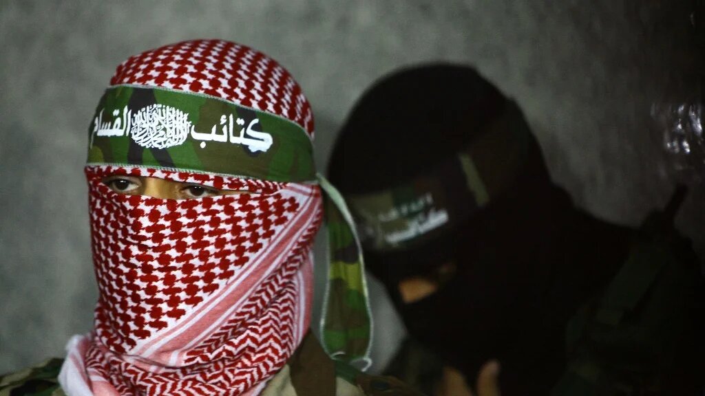 Abou Obeida lors d’une conférence de presse des brigades Ezzedine al-Qassam, à Gaza, en 2010 (AFP)