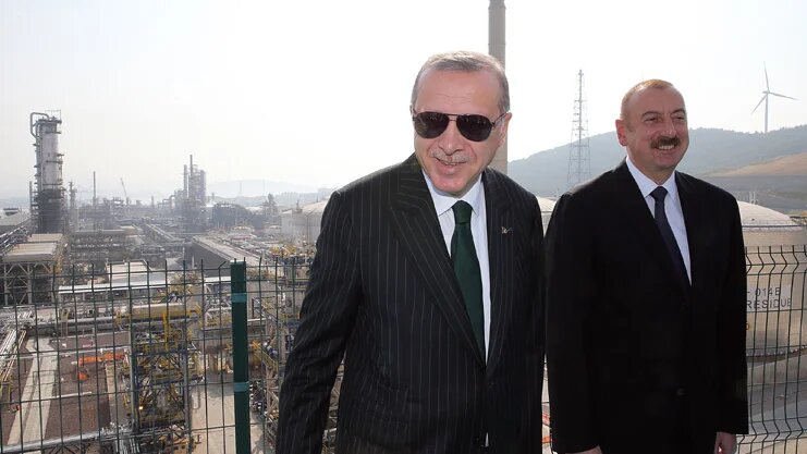 Turkish President Recep Tayyip Erdogan (L) and Azerbaijan President Ilham Aliyev pose for cameras during the official opening ceremony of Star oil refinery in Izmir, Turkey on 19 October 2018 (Turkish Presidency / Handout)