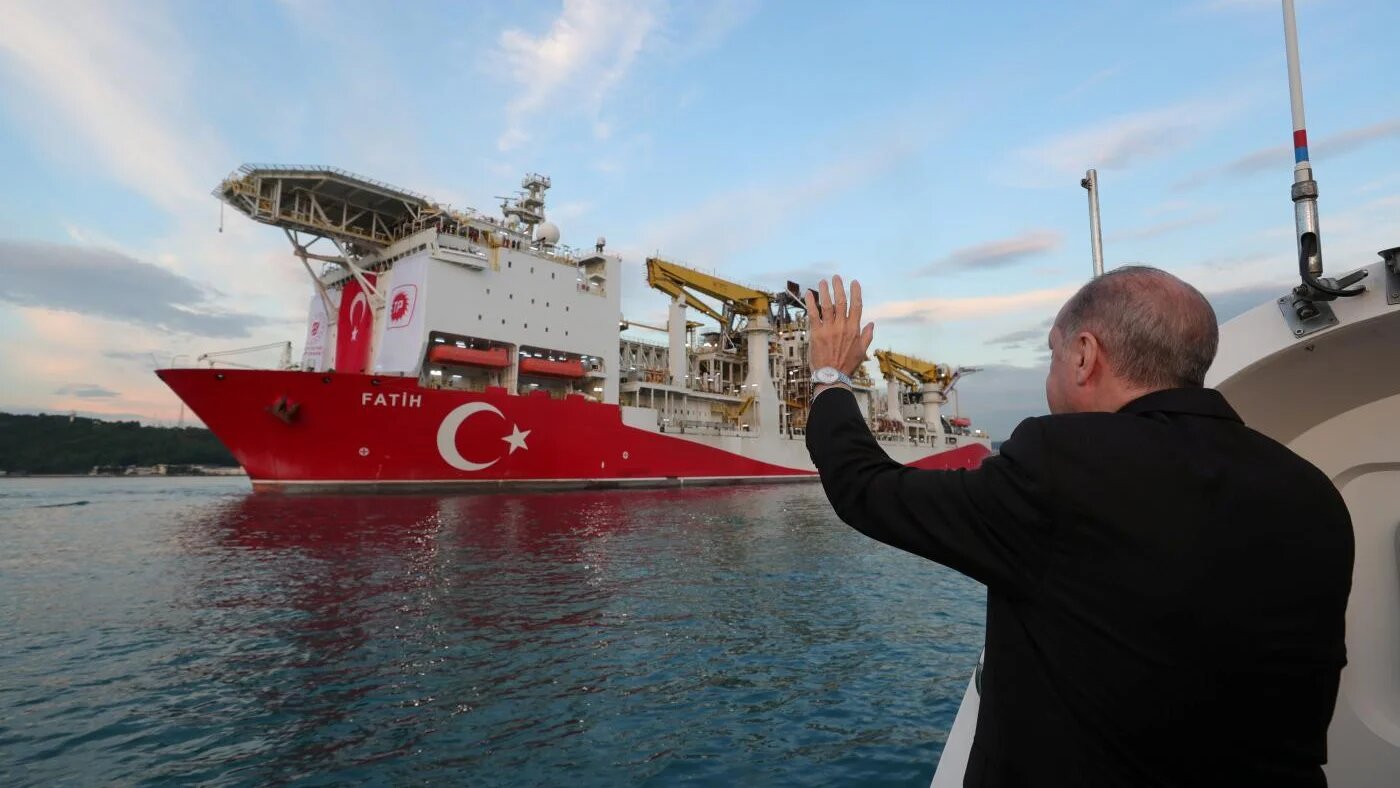 Le président turc Recep Tayyip Erdoğan salue le départ du navire de forage turc Fatih pour la mer Noire, au cours d’une cérémonie à Istanbul (Reuters)
