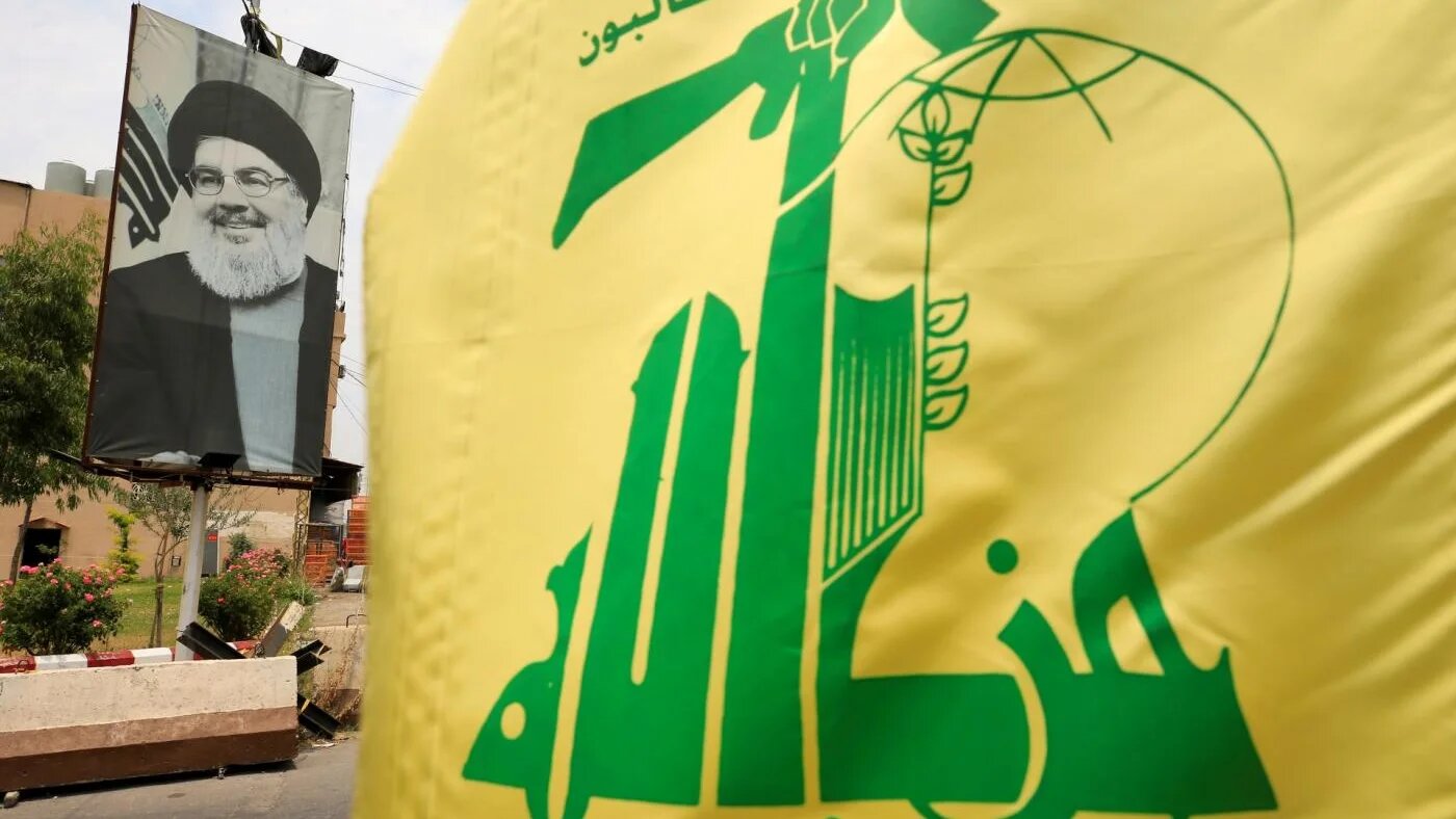 Un drapeau du Hezbollah et un portrait de son dirigeant libanais Hassan Nasrallah (Reuters)