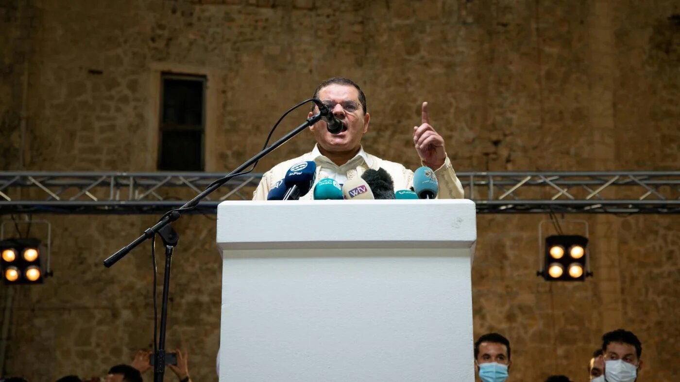 Le Premier ministre libyen Abdel Hamid Dbeibah prend la parole lors d’une manifestation contre la Chambre des représentants établie dans l’est du pays, le 24 septembre à Tripoli (Reuters)