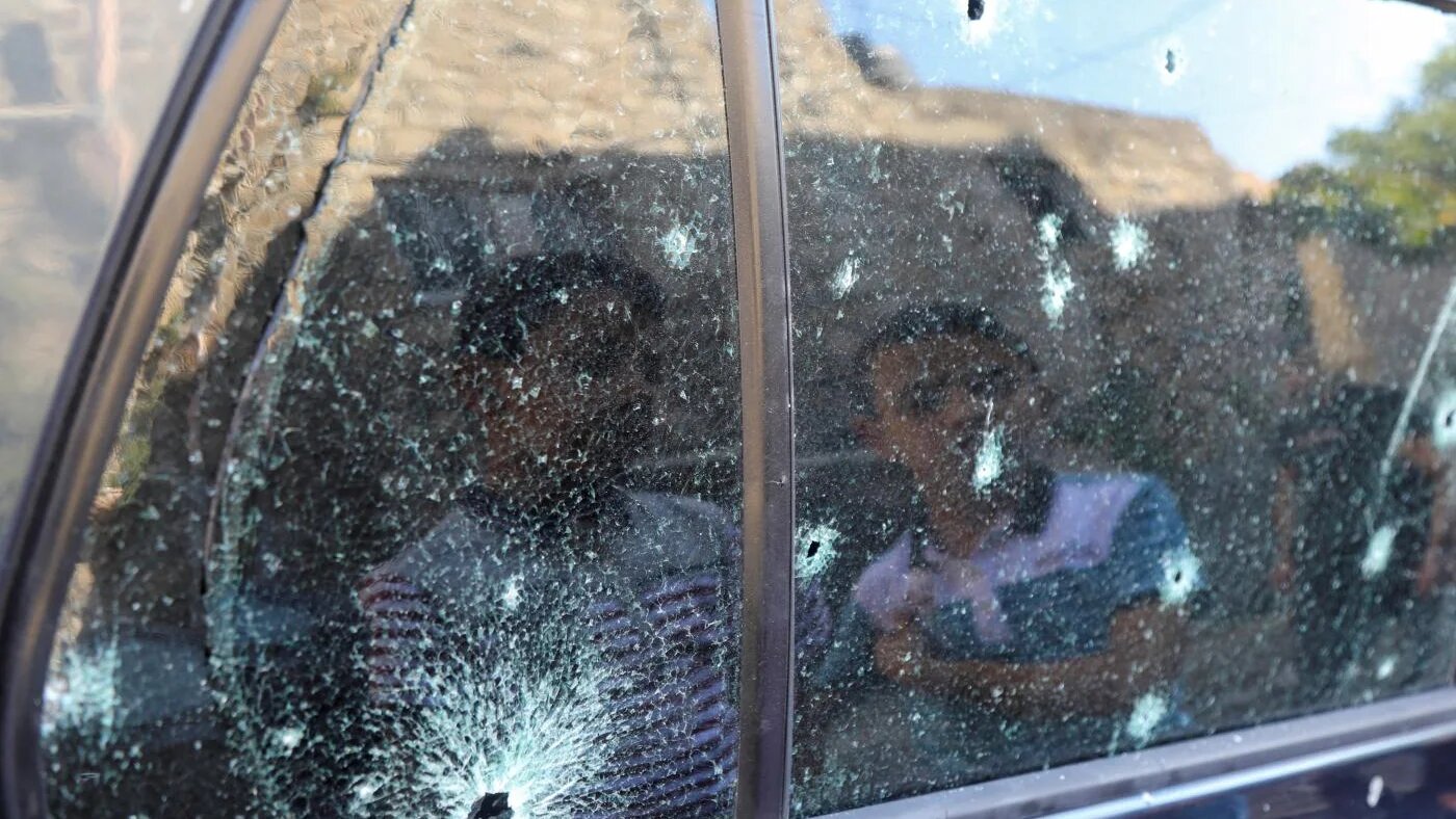 Des personnes se rassemblent sur les lieux où deux combattants palestiniens ont été tués lors d’affrontements consécutifs à un raid des forces israéliennes à Naplouse (Cisjordanie), le 24 juillet 2022 (Reuters)