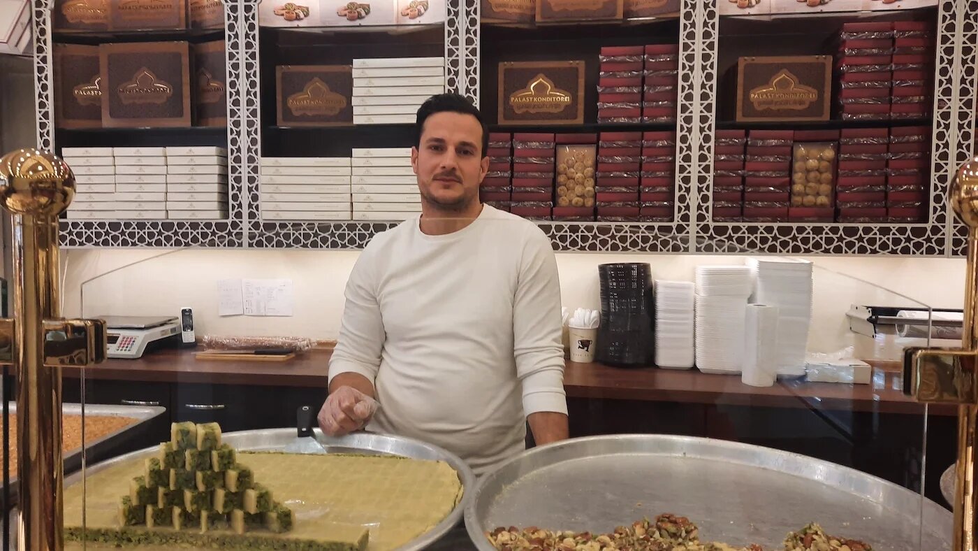 Dans la petite pâtisserie où travaille Yahya al-Hussein, « 90 % des clients sont arabes ». Le réfugié syrien veut demander la nationalité allemande (MEE/Clothilde Mraffko)