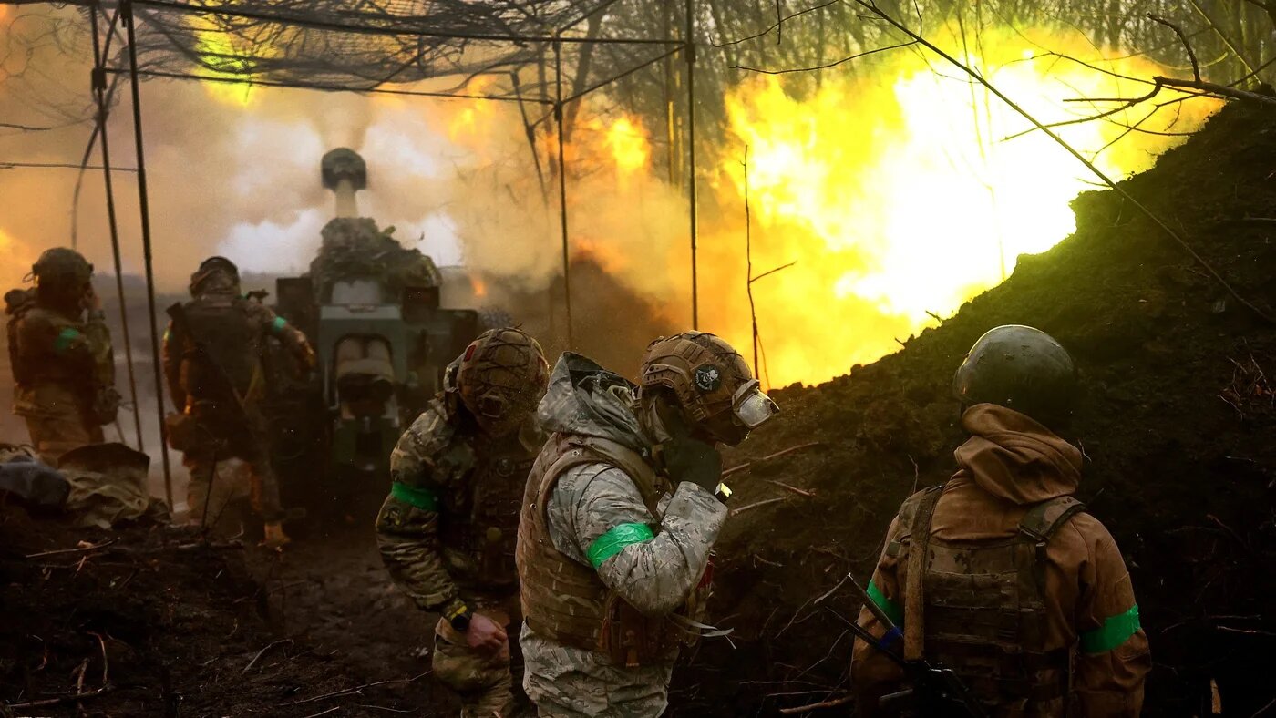 Ukrainian artillery fires towards the frontline during heavy fighting amid Russia's attack on Ukraine, near Bakhmut, 13 April (Reuters)