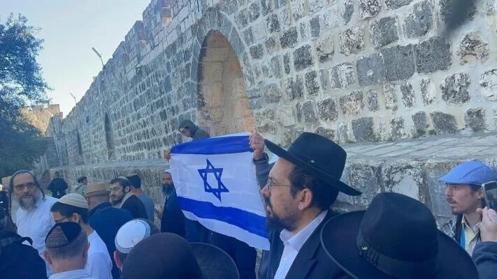 Israeli settlers raise the Israeli flag on Al-Aqsa mosque (Arab48)