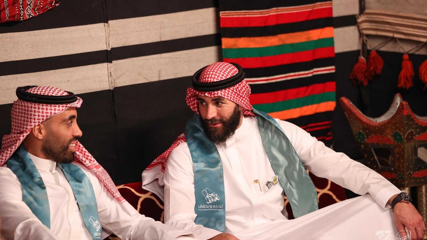 Karim Benzema wearing traditional Saudi attire, featuring a beige bisht and a shemagh, to mark Saudi National Day (Twitter/@ittihad_en)