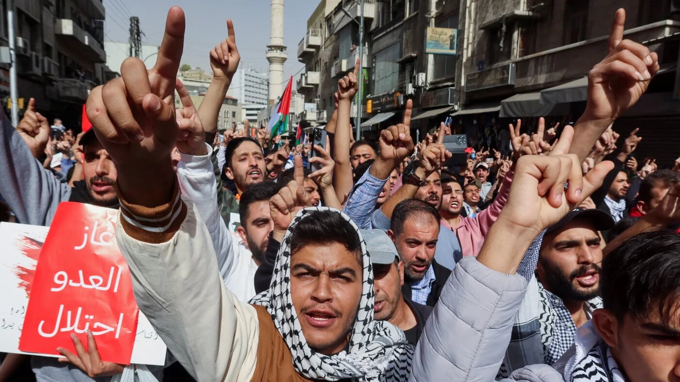 Demonstrators gesture during a protest in support of Lebanon and Gaza in Amman, Jordan 25 October 2024 (Reuters/Jehad Shelbak)