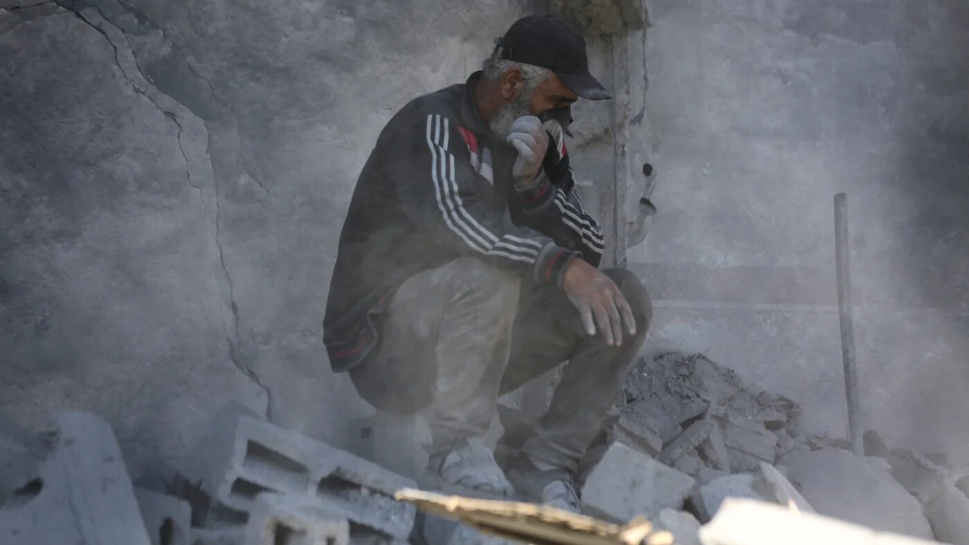 A man covers his face as Palestinians search for casualties at the site of an Israeli air strike on a house in Gaza City, 30 November 2024 Reuters/Dawoud Abu Alkas)