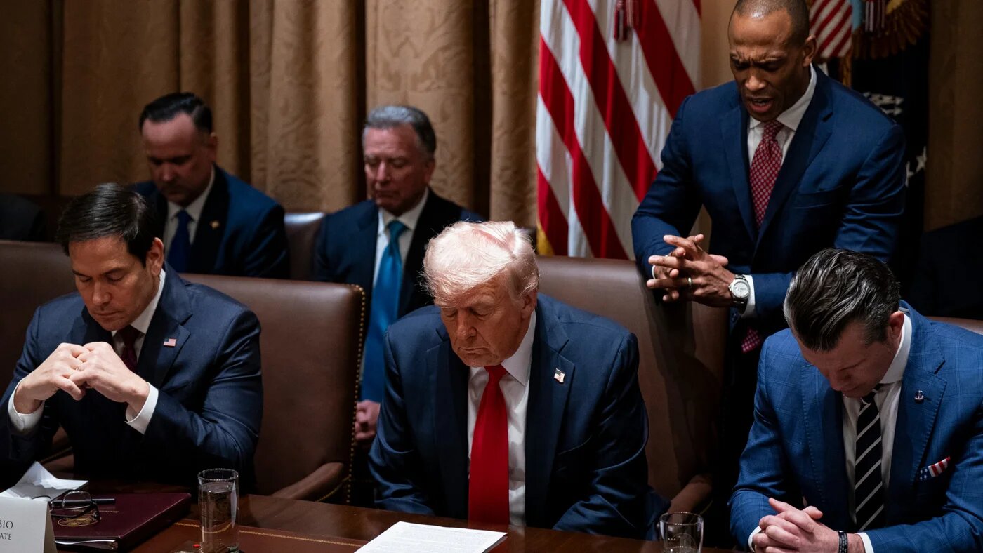 US President Donald Trump prays with Secretary of State Marco Rubio and Secretary of Defense Pete Hegseth during a cabinet meeting at the White House, Washington, 26 February 2025 (Al Drago/Pool/Sipa USA)