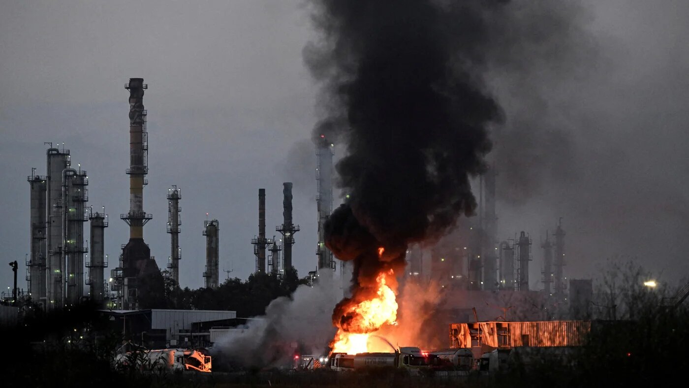 Smoke and fire rise at an impacted facility in Haifa, Israel after Iran's missile strikes, 15 June 2025 (Reuters/Rami Shlush)