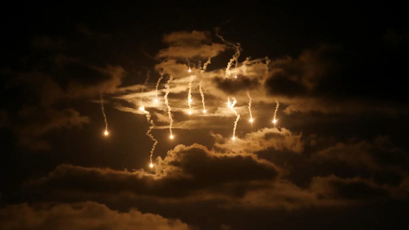 Flares are fired by Israeli forces over Gaza as seen from the central Gaza Strip, 10 September 2025 (Reuters/Mahmoud Issa)