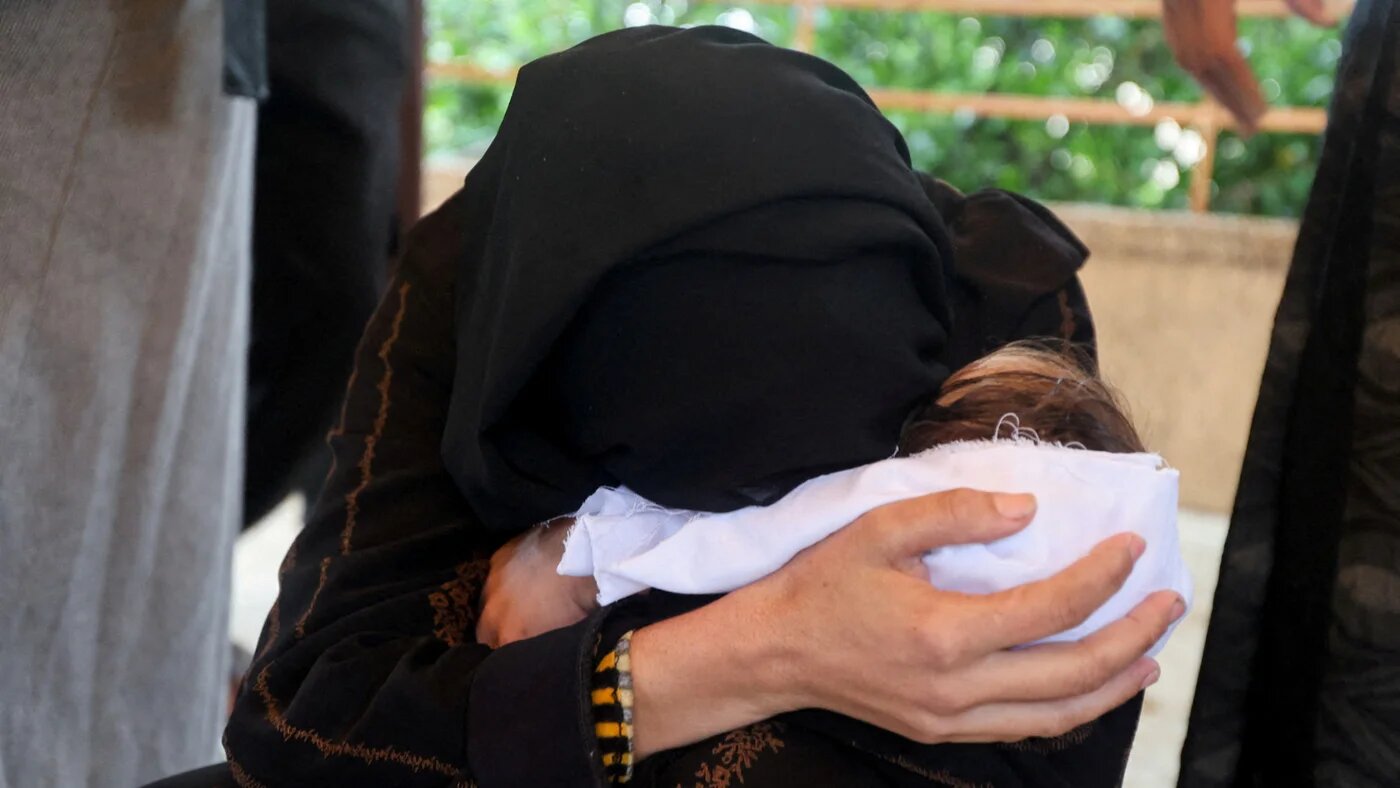 A Palestinian mother mourns her baby daughter Rahaf Abu Jazar, who died of cold in a tent camp where she was sheltered with displaced people, according to medics, in  Khan Younis 11 December 2025 (Reuters/Ramadan Abed