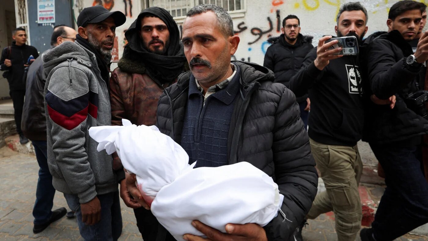 A mourner carries the body of a Palestinian killed by an Israeli strike on Wednesday, at al-Shifa Hospital in Gaza City, 4 February 2026 (Reuters/Dawoud Abu Alkas)