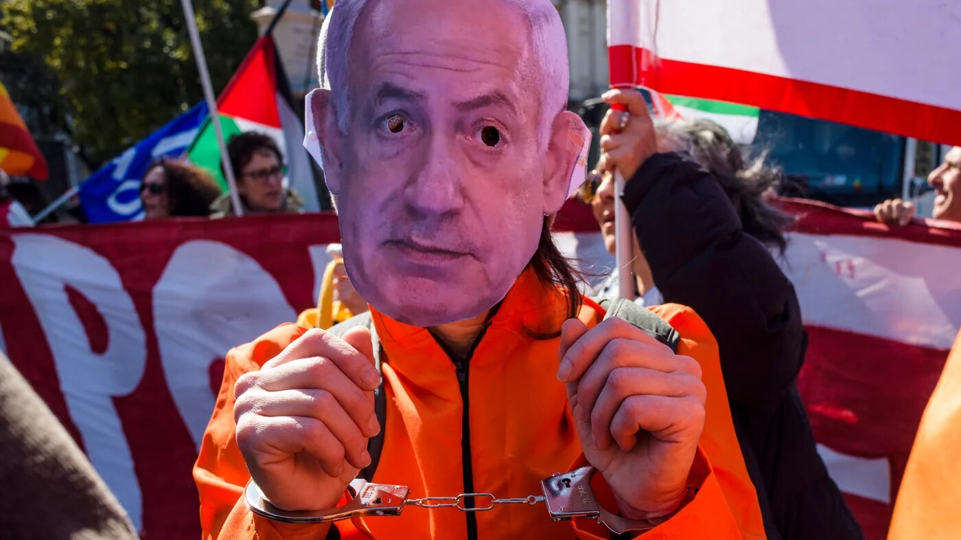 A demonstrator wearing a prisoner uniform and a mask depicting Israeli Prime Minister Benjamin Netanyahu takes part in a 'No Kings Italy' march in Rome on 28 March 2026, part of a global day of action held alongside protests in the US, London and Athens (Marcello Valeri/ZUMA Press Wire)
