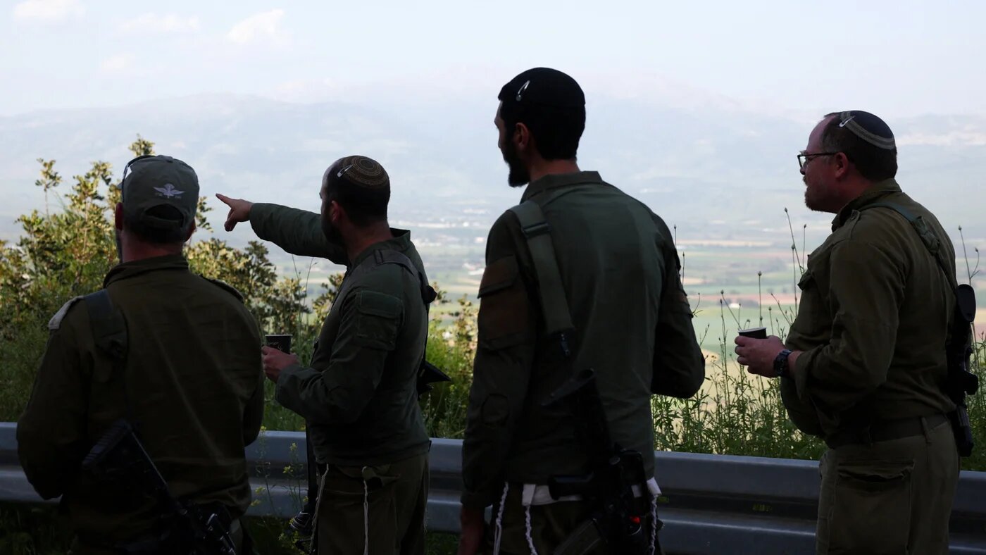 Israeli soldiers stand near the Israel-Lebanon boundary, in Israel, 16 April 2026 (Reuters/Florion Goga)