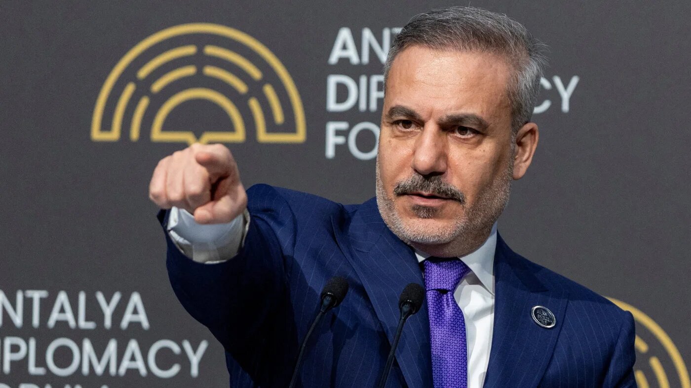 Turkey's Foreign Minister Hakan Fidan points as he speaks to the reporters at Antalya Diplomacy Forum in Antalya, Turkey, 19 April 2026 (Reuters/Umit Bekta)