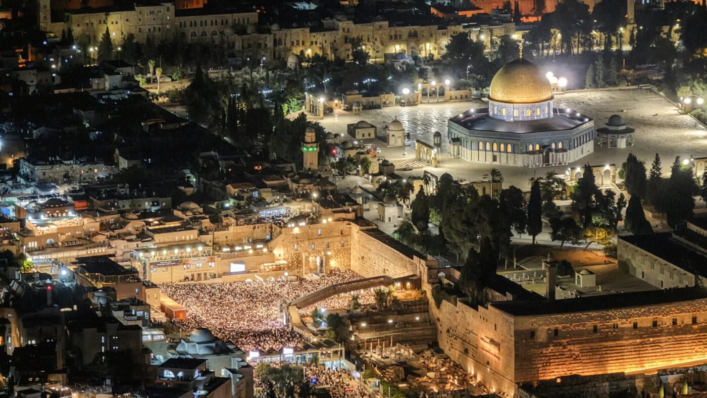 A drone view of Jewish worshippers taking part in Slichot, a prayer in which Jews offer repentance and ask God to forgive their sins, ahead of Yom Kippur on 18 September 2026 (Ilan Rosenberg/Reuters)