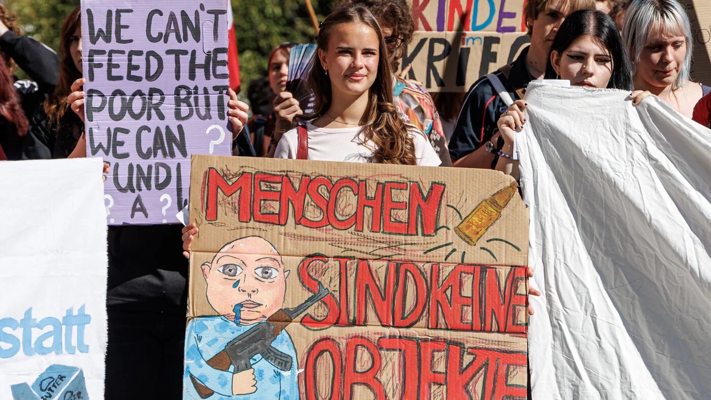 A student holds a sign reading “Humans are not objects” at a school strike against conscription in Frankfurt on 25 September 2026 (Stien Hohn/Hans Lucas via Reuters Connect)