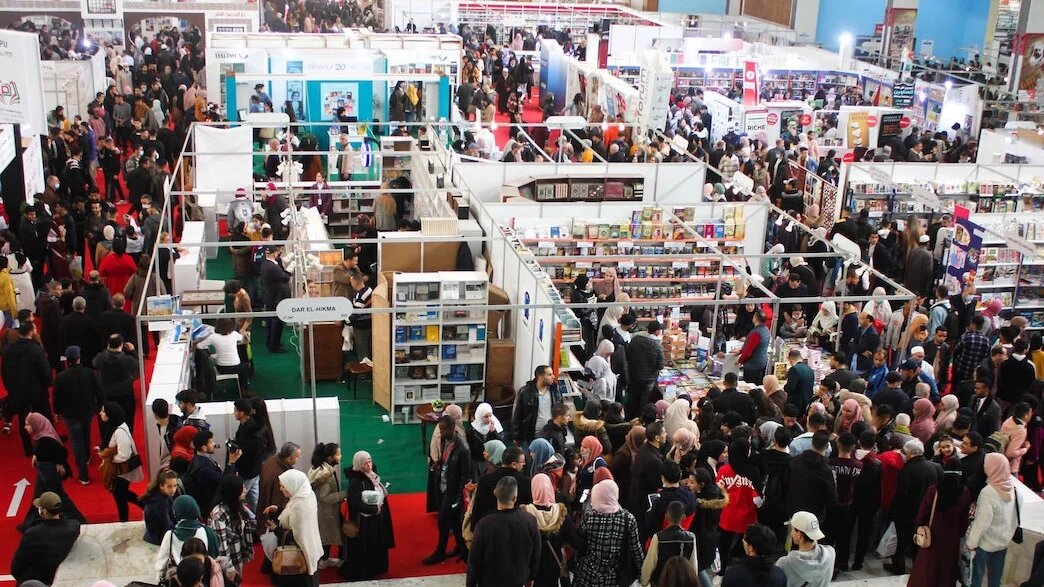 Après deux ans d’absence pour cause de pandémie, le Salon international du livre d’Alger, qui réunit pour cette édition 2022 1 250 maisons d’édition de 36 pays, attend plusieurs milliers de visiteurs (Facebook/@Sila2019Alger)